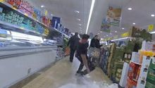 Policías de EU realizan arrestos por bromas en supermercado