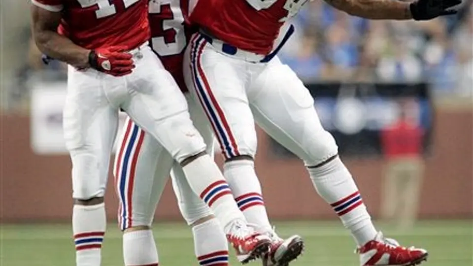 Brady lanza cuatro pases de TD y los Pats vencen a los Leones