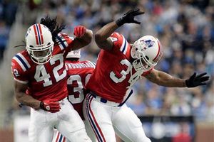 Brady lanza cuatro pases de TD y los Pats vencen a los Leones