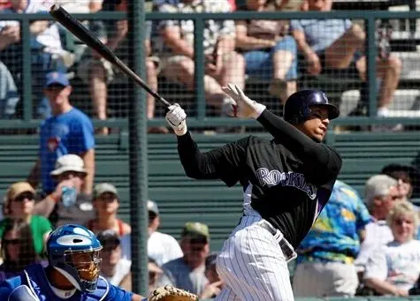 Carlos González confirma nuevo contrato millonario con Rockies