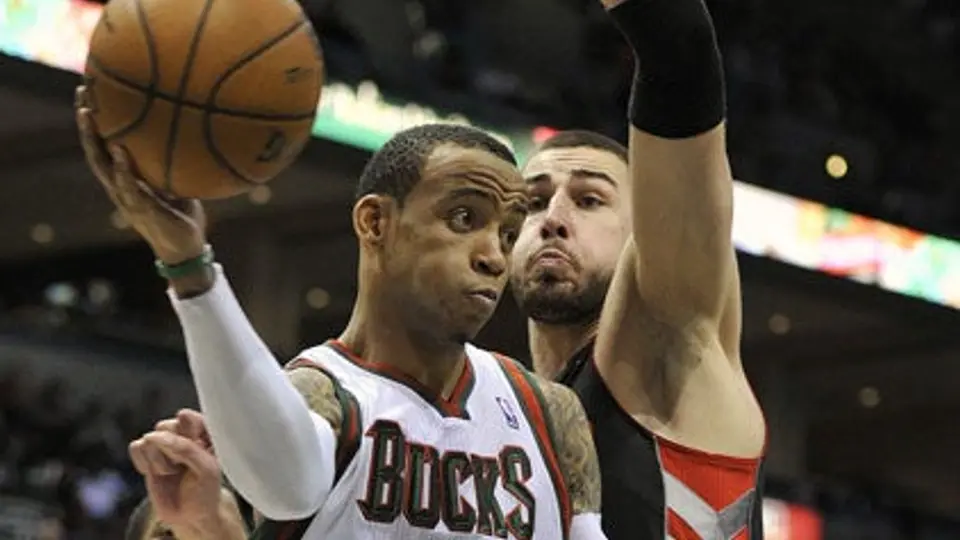 Ayón y los Bucks aseguran postemporada