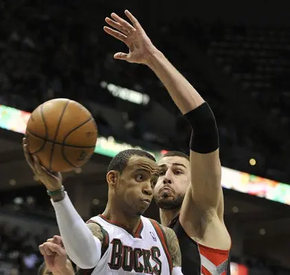 Ayón y los Bucks aseguran postemporada