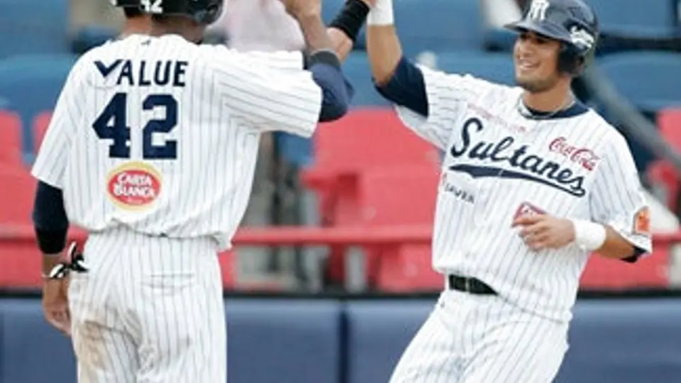 Sultanes blanquea a Saraperos en el primero de la serie