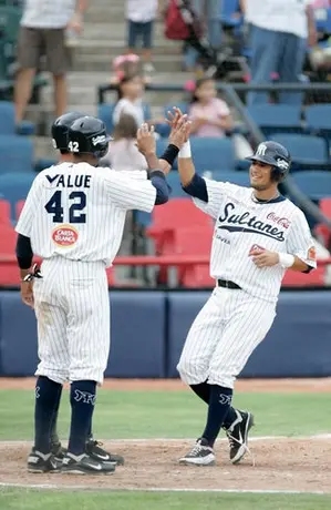 Sultanes blanquea a Saraperos en el primero de la serie