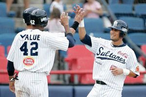 Sultanes blanquea a Saraperos en el primero de la serie