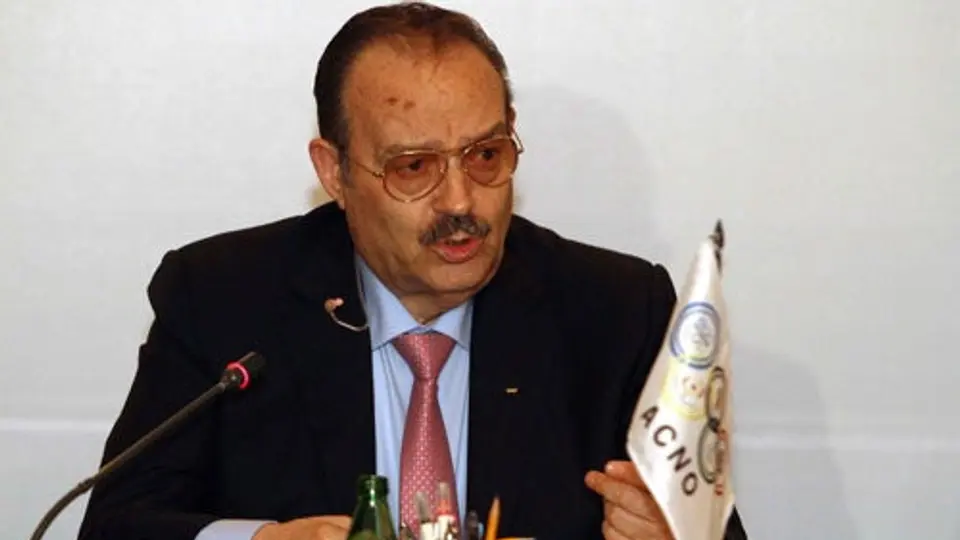 Vázquez Raña consume carne para evitar polémica