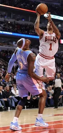 Rose sigue encendido; Chicago vence 94-92 a Denver