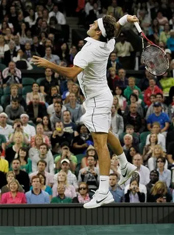 Federer se impone a Mannarino y va por Nalbandian