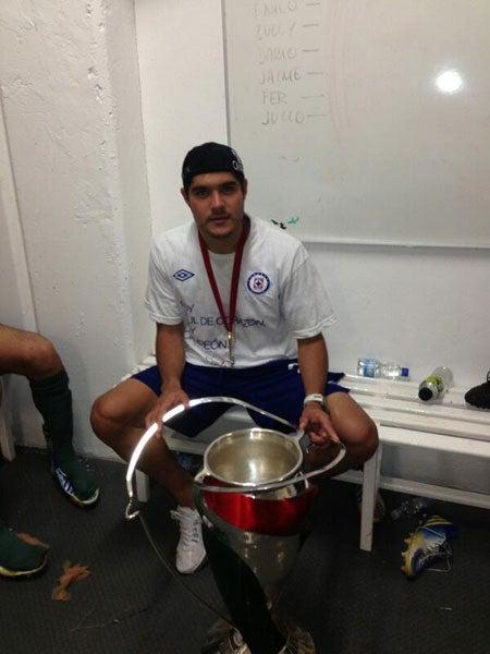 Orozco sosteniendo la Copa MX que consiguieron ante el Atlante | TWITTER JAVIER OROZCO