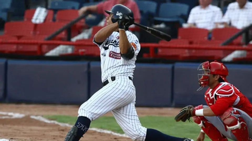 Sultanes aplasta a los Diablos
