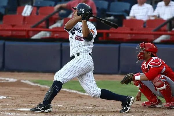 Sultanes aplasta a los Diablos