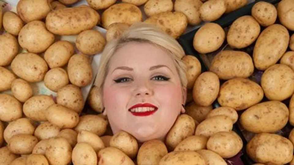 Mujer sólo come papas por miedo a otros alimentos