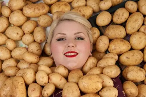 Mujer sólo come papas por miedo a otros alimentos