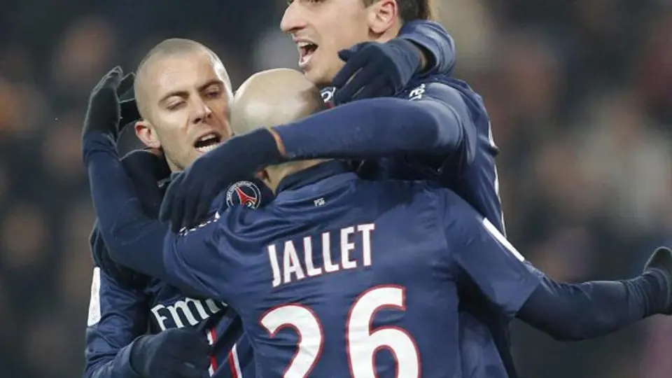 PSG gana con un autogol y sigue líder de la Liga francesa