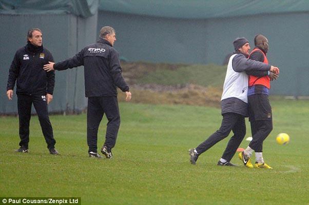 Compañeros y demás integrantes del cuerpo técnico separaron al futbolista de 22 años. I DAILY MAIL