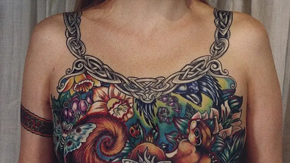 Tatuaje en pecho causa sensación en Facebook