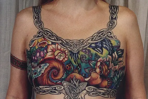 Tatuaje en pecho causa sensación en Facebook