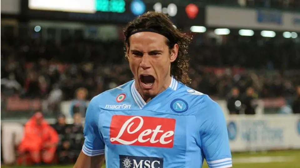 Cavani da victoria al Napoli y se acerca al líder en Italia
