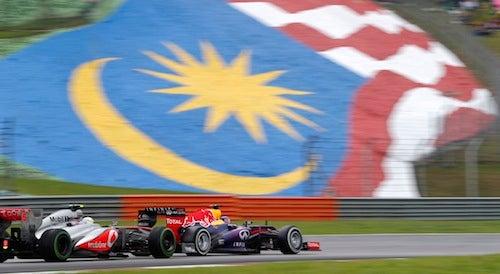Checo Perez a centímetros de Vettel durante la carrera  | AP