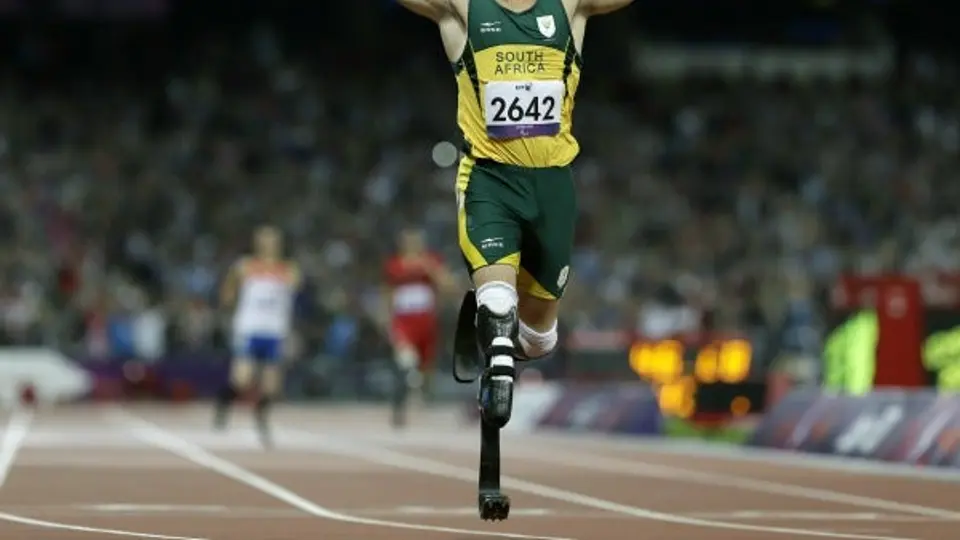 Oscar Pistorius podrá viajar fuera de su país