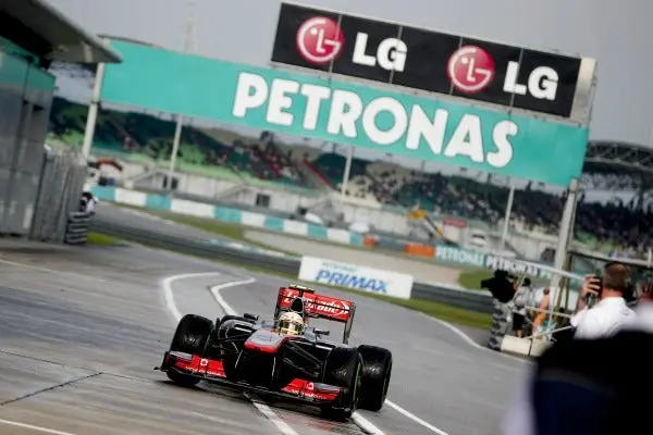 Checo consigue sus primeros puntos con McLaren