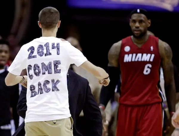 Heat remonta desventaja para ganar su partido 24 en fila
