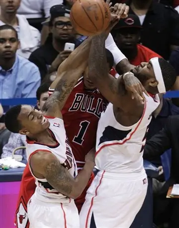 Los Hawks vencieron 100-88 a Chicago y empatan la serie