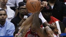 Los Hawks vencieron 100-88 a Chicago y empatan la serie