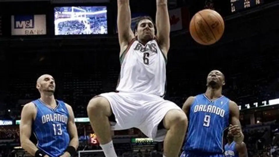 Bogut imparable en la duela; Bucks vence 96-85 al Magic