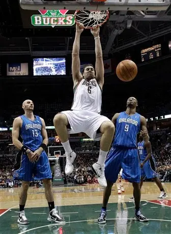 Bogut imparable en la duela; Bucks vence 96-85 al Magic