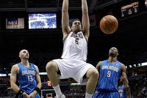 Bogut imparable en la duela; Bucks vence 96-85 al Magic