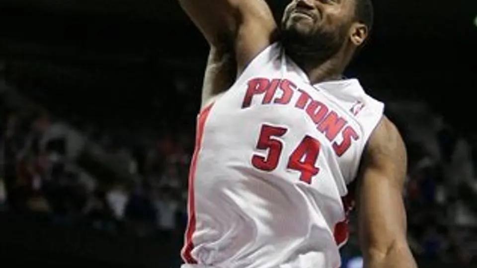 Bynum define en tiempo extra y Detroit vence 111-108 a Hornets