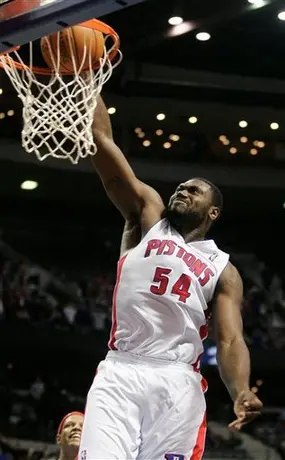 Bynum define en tiempo extra y Detroit vence 111-108 a Hornets