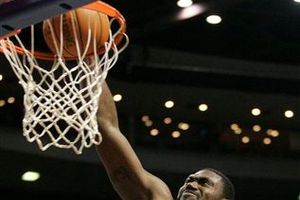 Bynum define en tiempo extra y Detroit vence 111-108 a Hornets