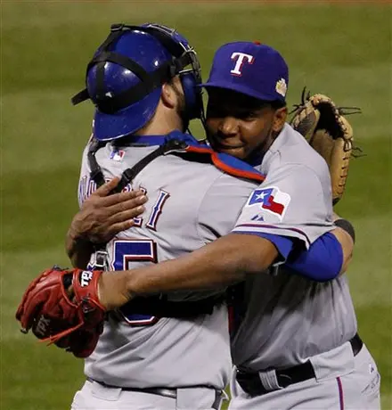 Texas se recupera en la novena y vence 2-1 a Cardenales