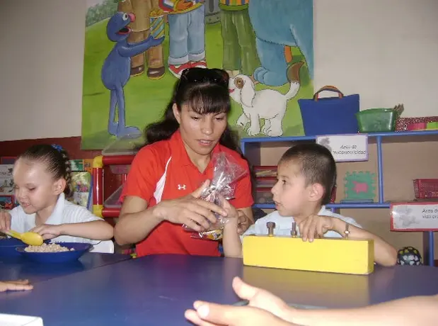 Guerrera' Torres visita a niños enfermos en San Luis Potosí