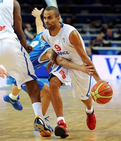 Francia avanza a Semifinales tras derrotar a Grecia 64-56