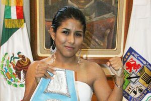 Muciño obsequia a Rodrigo Medina sus guantes