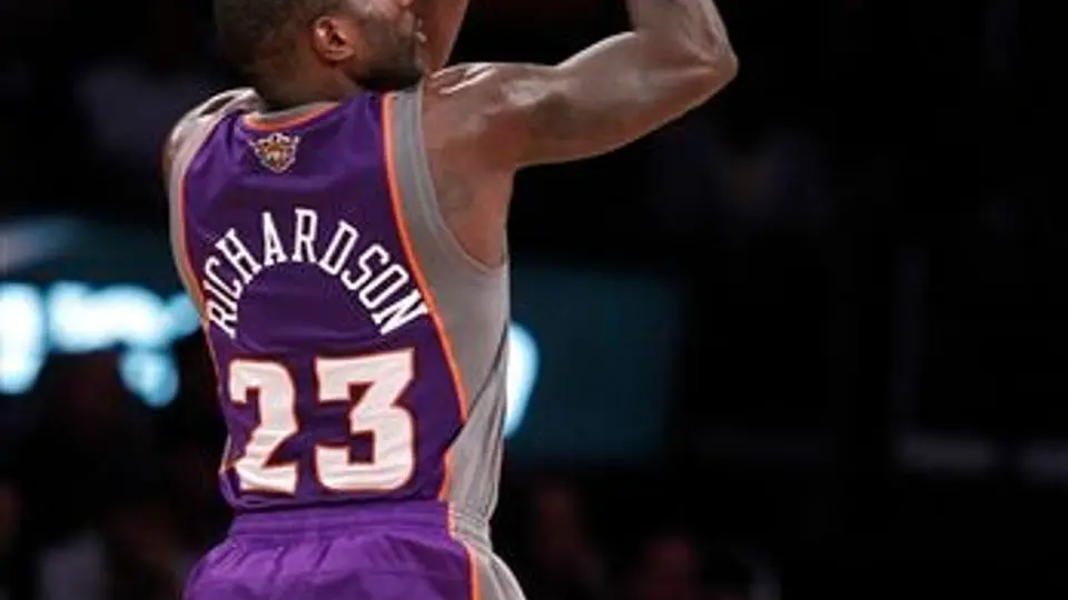 Con lluvia de triples Suns vence 121-116 a Lakers