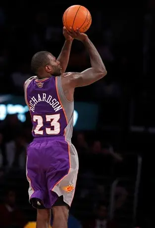 Con lluvia de triples Suns vence 121-116 a Lakers