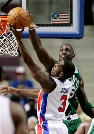 Boston doblega 109-86 a Detroit con gran actuación de Rondo