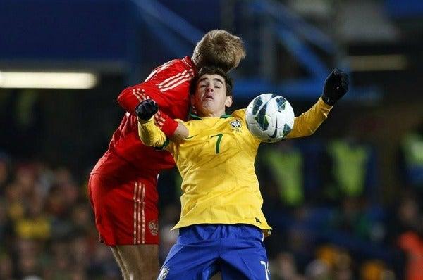 Oscar busca la pelota por el aire | EFE
