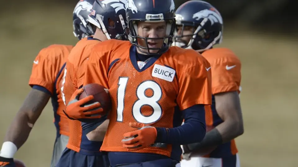 Peyton Manning practica con un guante ante bajas temperaturas