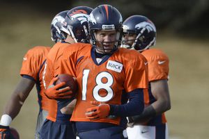 Peyton Manning practica con un guante ante bajas temperaturas