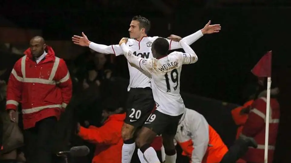 Van Persie evita eliminación del Man-U de la FA Cup