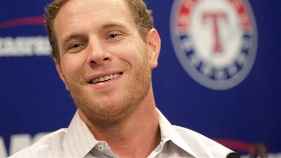 Hamilton pacta con Rangers por dos años