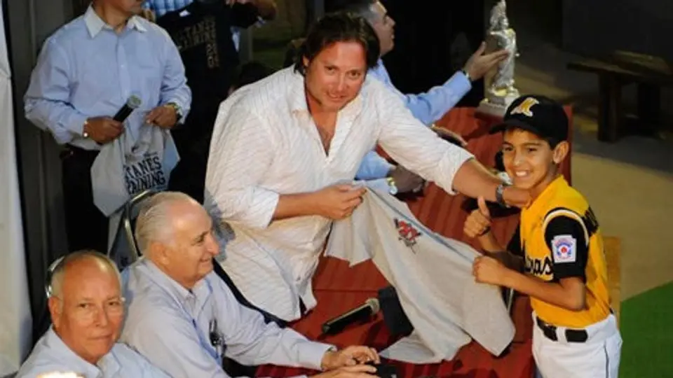 Convive Karim García con peloteritos de Ligas Pequeñas