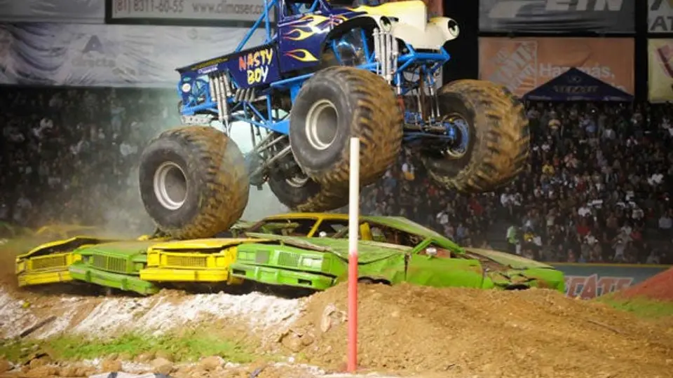 El Backflip Tour de las Monster Trucks visita el Palacio Sultán