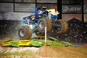El Backflip Tour de las Monster Trucks visita el Palacio Sultán