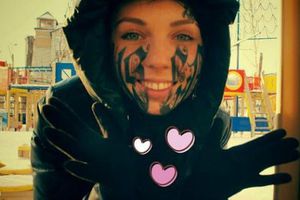 Novio tatúa su nombre en el rostro de su pareja